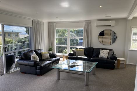 Photo of property in 11 Dawnhaven Drive, Te Atatu Peninsula, Auckland, 0610