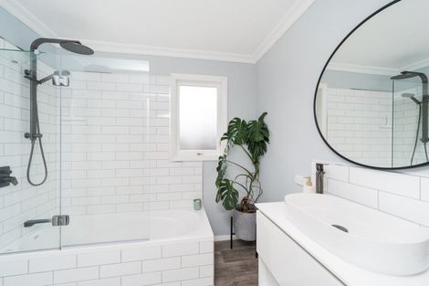 Photo of property in 16 Marsden Place, Awapuni, Palmerston North, 4412