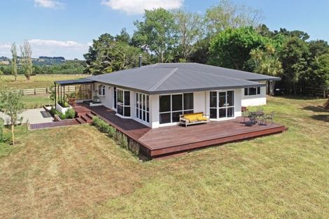 Photo of property in 21 Bush Road, Waiatarua, Auckland, 0604