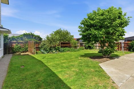 Photo of property in 15 Wychwood Crescent, Bishopdale, Christchurch, 8053