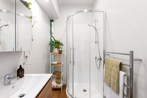 Photo of property in 32 Rona Street, Eastbourne, Lower Hutt, 5013
