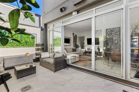 Photo of property in Las Olas De Cuba, 1/35 Torrens Terrace, Mount Cook, Wellington, 6011