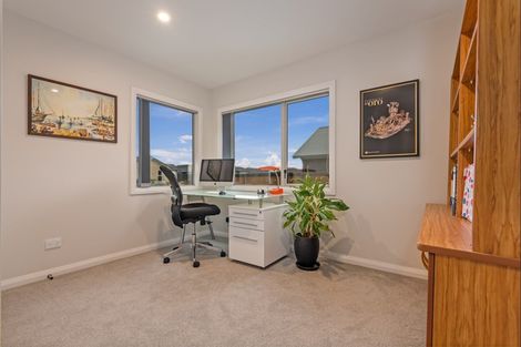 Photo of property in 8 Mediterranean Grove, Fitzherbert, Palmerston North, 4410