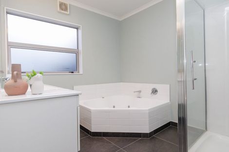 Photo of property in 11 Yarnbrook Grove, Churton Park, Wellington, 6037