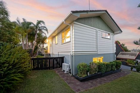 Photo of property in 5 Mckinley Road, Sunnyvale, Auckland, 0612