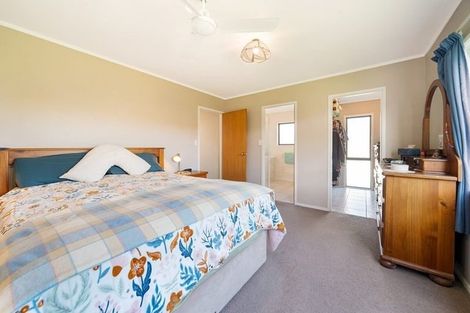 Photo of property in 182 Boord Crescent, Kumeu, 0891
