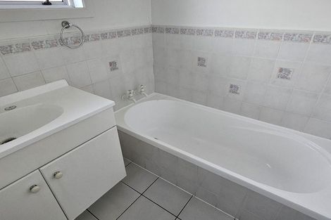 Photo of property in 440 East Coast Road, Windsor Park, Auckland, 0630