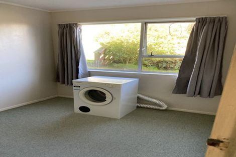 Photo of property in 32 Colchester Crescent, Newlands, Wellington, 6037