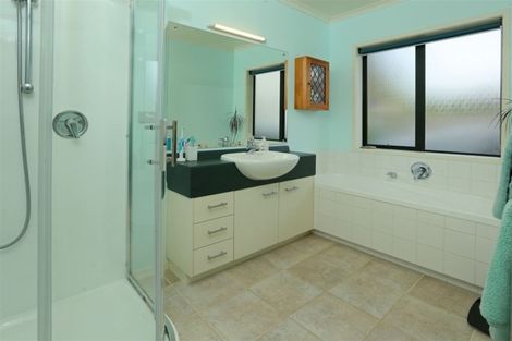 Photo of property in 8 Graven Court, Henderson, Auckland, 0612