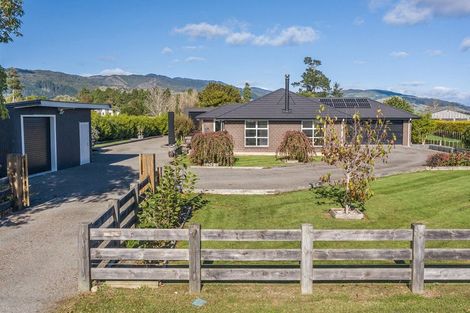 Photo of property in 418 Tararua Road, Levin, 5571