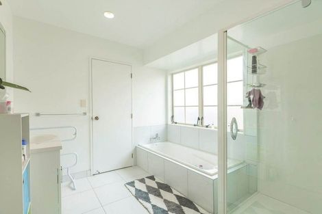 Photo of property in 2/182 Mokoia Road, Chatswood, Auckland, 0626