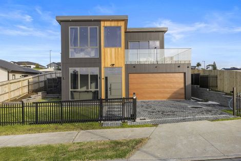 Photo of property in 32 Tahuna Minhinnick Drive, Glenbrook, Waiuku, 2681