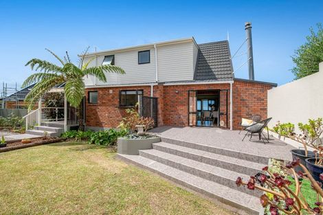 Photo of property in 15 Higham Ferrers Place, Red Beach, 0932