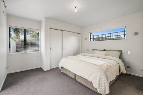 Photo of property in 2/20 Tawavale Crescent, Totara Vale, Auckland, 0629
