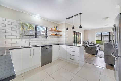 Photo of property in 2 Kirikiri Drive, Papakura, 2110