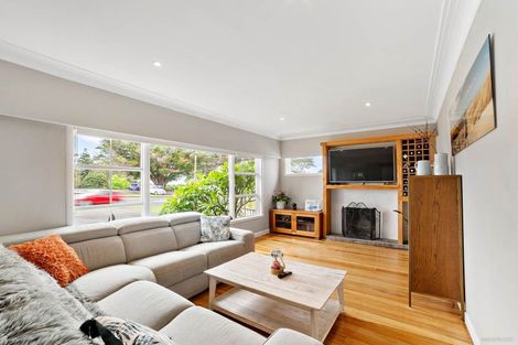 Photo of property in 1/282 East Coast Road, Forrest Hill, Auckland, 0620