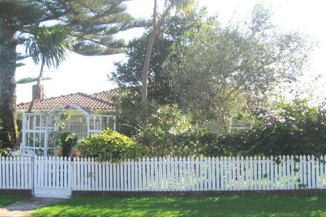 Photo of property in 1 Coburg Street, Henderson, Auckland, 0612