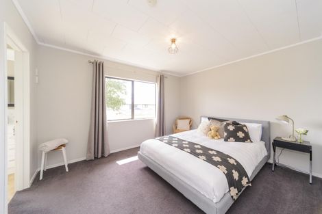 Photo of property in 73 Hillcrest Drive, Kelvin Grove, Palmerston North, 4414