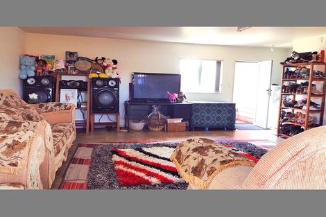 Photo of property in 1 Gala Place, Henderson, Auckland, 0612