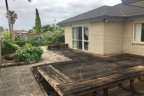 Photo of property in 10 Newry Close, East Tamaki Heights, Auckland, 2016