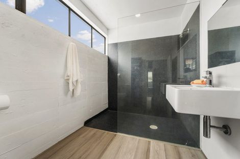 Photo of property in Endeavour Apartments, 18/125u Thorndon Quay, Pipitea, Wellington, 6011