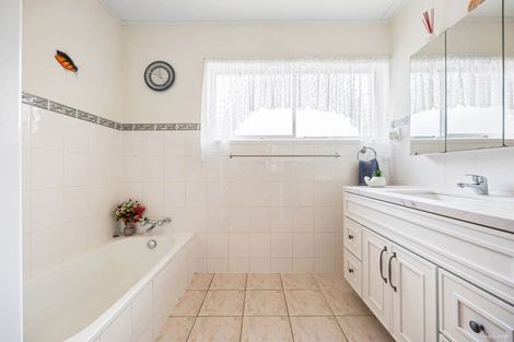 Photo of property in 16 Kurnell Drive, Botany Downs, Auckland, 2010