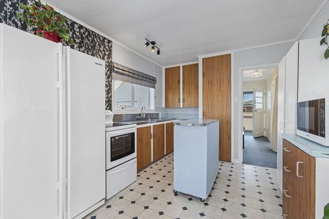 Photo of property in 2 Turakina Street, Merrilands, New Plymouth, 4312