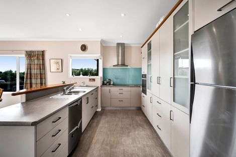 Photo of property in 5 Vardon Way, Waiwhakaiho, New Plymouth, 4312