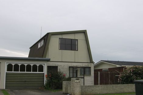 Photo of property in 23 Cecil Place, Cloverlea, Palmerston North, 4412