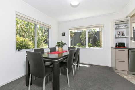 Photo of property in 104 Manhattan Heights, Glendene, Auckland, 0602
