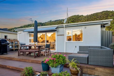 Photo of property in 64 Oroua Street, Eastbourne, Lower Hutt, 5013