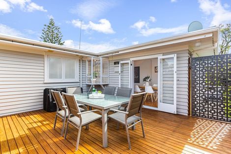 Photo of property in 2/18 Felstead Street, Birkenhead, Auckland, 0626