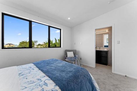 Photo of property in 2/18 Sylvan Crescent, Te Atatu South, Auckland, 0610