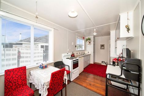 Photo of property in 10 Robbins Crescent, Hawera, 4610