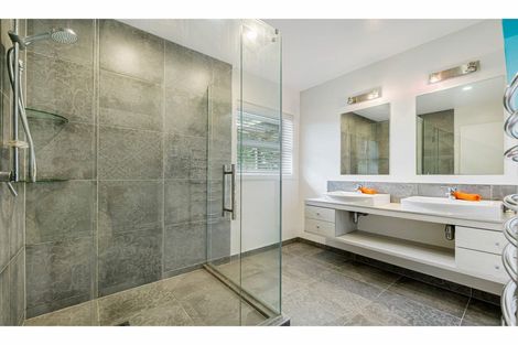 Photo of property in 12 Havelle Avenue, Titirangi, Auckland, 0604