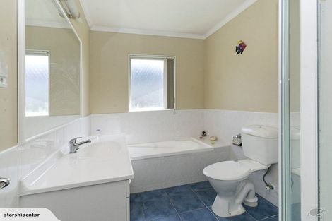 Photo of property in 17 Jubaea Place, Henderson, Auckland, 0610