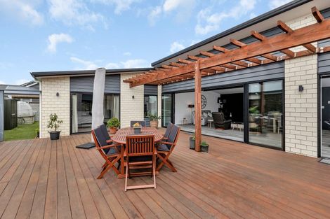 Photo of property in 11 Waitemata Drive, One Tree Point, 0118