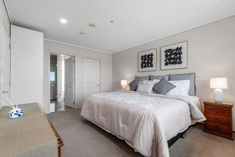 Photo of property in 72 Devonport Road, Tauranga, 3110