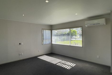 Photo of property in 10 Truscott Place, West Harbour, Auckland, 0618