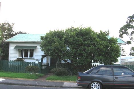 Photo of property in 12 Rewarewa Road, Te Atatu Peninsula, Auckland, 0610