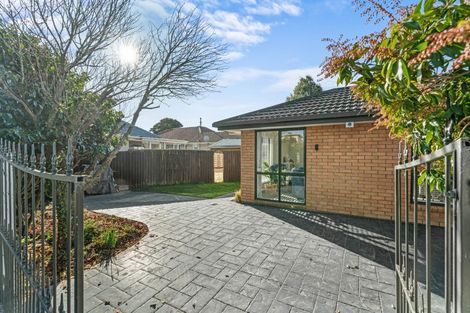 Photo of property in 32 Montclare Avenue, Avonhead, Christchurch, 8042