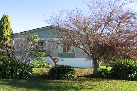Photo of property in 2/10 Flanshaw Road, Te Atatu South, Auckland, 0610