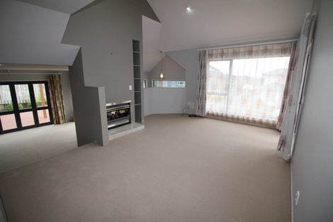 Photo of property in 28 Tamworth Crescent, Newlands, Wellington, 6037