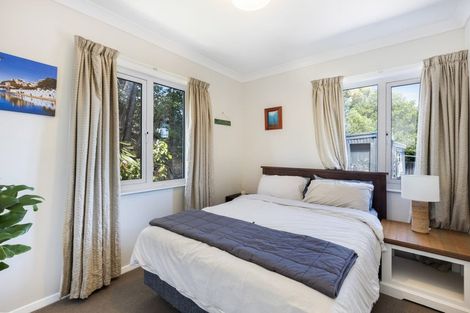 Photo of property in 8 Lyndfield Lane, Newlands, Wellington, 6037