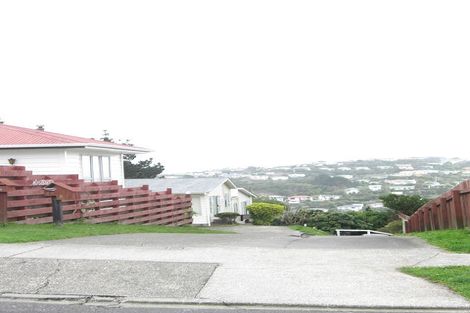 Photo of property in 44 Edgecombe Street, Newlands, Wellington, 6037