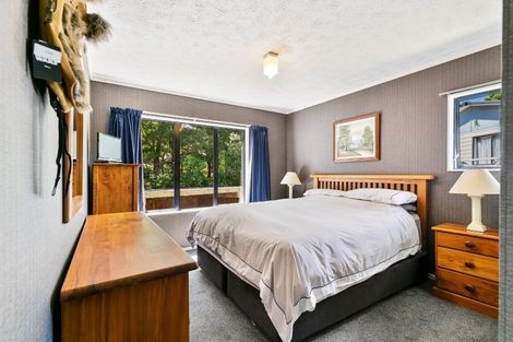 Photo of property in 77 Meadowvale Rise, Titirangi, Auckland, 0604