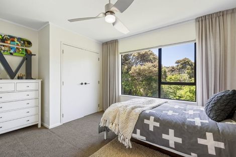 Photo of property in 8 Poaka Place, Beach Haven, Auckland, 0626