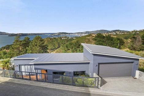 Photo of property in 16 Piper Way, Newlands, Wellington, 6037