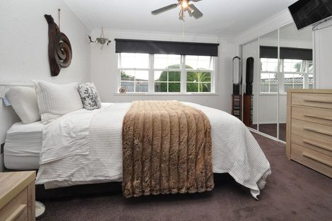 Photo of property in 27 Clinton Avenue, Te Atatu Peninsula, Auckland, 0610