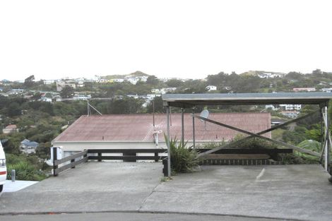 Photo of property in 32 Cheltenham Terrace, Newlands, Wellington, 6037